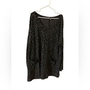 Adorable Glitzy Girlz Animal Print V-Neck Sweater with pockets. Size 3X.